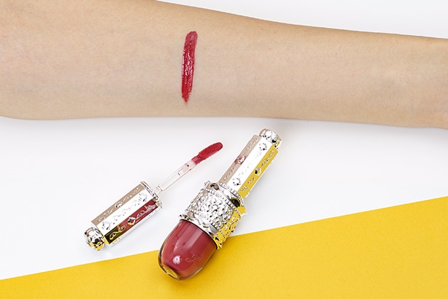 〈ジルスチュアート〉リップラッカー　ブルーミングガーランド(06) 税込3,740円