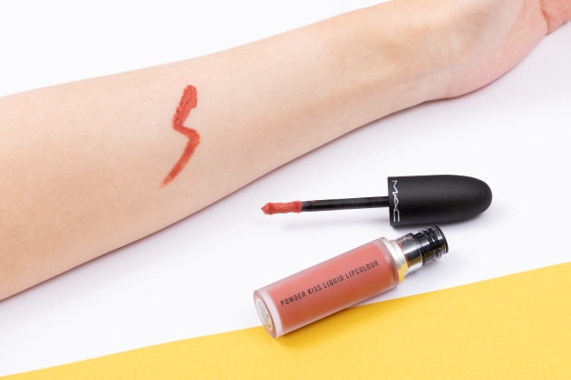 〈M・A・C〉パウダー キス リキッド リップカラー(マル イット オーバー) 税込4,840円 ※2026年1月16日(金)リニューアル予定