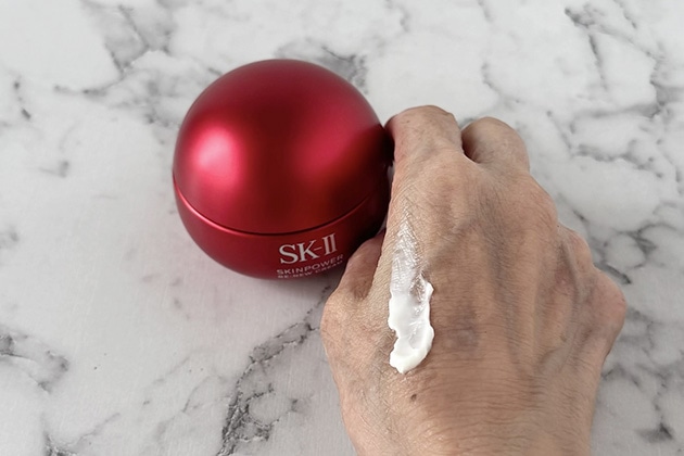 【肌を引き締めてハリを与える】こだわり設計のクリーム〈SK-II〉