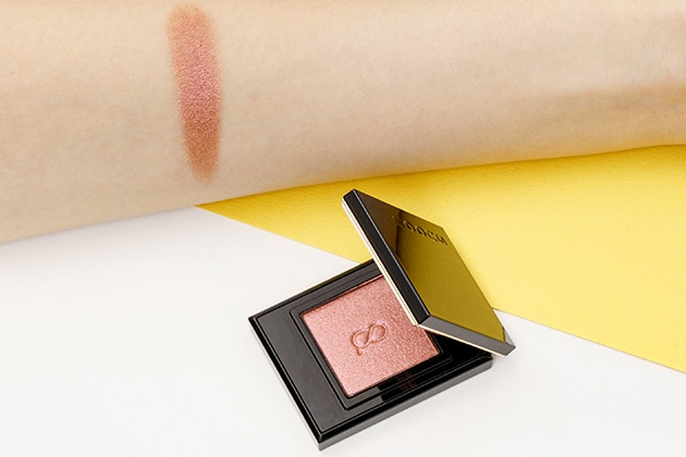 大人っぽく洒落たまなざしを演出するプリズムレッド｜P-01 紅暁 -BENIAKATSUKI