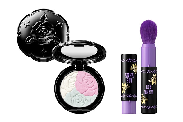 〈アナ スイ〉左から：ローズ ミックス フェイスカラー(全6種) 各税込4,400円、ポケット ブラッシュ 税込1,980円