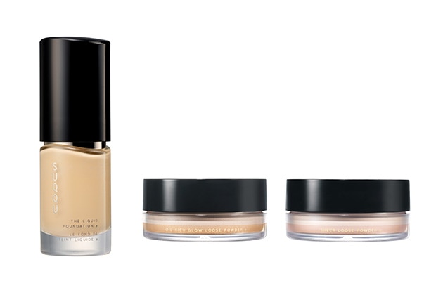 〈スック〉左から：ザ リクイド ファンデーション e(※)(30mL)(全12色) 各税込11,000円 ※SPF20・PA+++(020、105、110、115、125、205、210、220)、SPF25・PA++(130)、SPF25・PA+++(025、030、035)、オイル リッチ グロウ ルース パウダー e(15g) 税込7,150円、シアー ルース パウダー e(15g) 税込7,150円