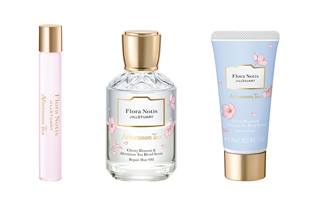〈フローラノーティス&emsp;ジルスチュアート〉左から：チェリーブロッサム＆アフタヌーンティーブレンド&emsp;オードパルファン&emsp;ローラーボール(10mL) 税込3,300円、チェリーブロッサム＆アフタヌーンティーブレンド&emsp;リペアヘアオイル(50mL) 税込4,180円、チェリーブロッサム＆アフタヌーンティーブレンド&emsp;ハンドクリーム(30g) 税込2,200円