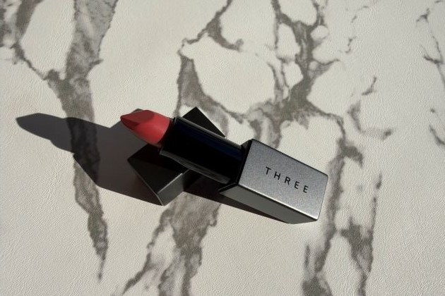 〈THREE〉THREE ドリームオン アリューリング リップスティック(02 SWEET COMMUNICATION) 税込4,400円