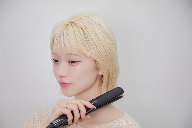 ①ストレートアイロンで毛先を外ハネにします。
