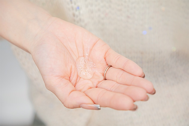 ②マスカット大ぐらいの「ハードゼリー」を手のひらに取ります。