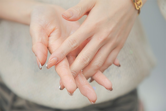 ③指の間までまんべんなくのばします。