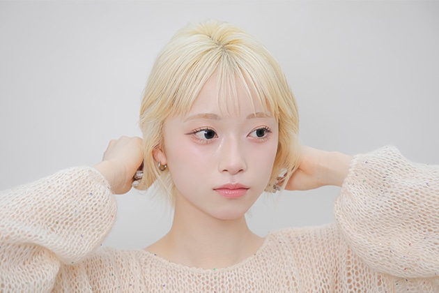 ④髪全体になじませ、毛先を外ハネにします。