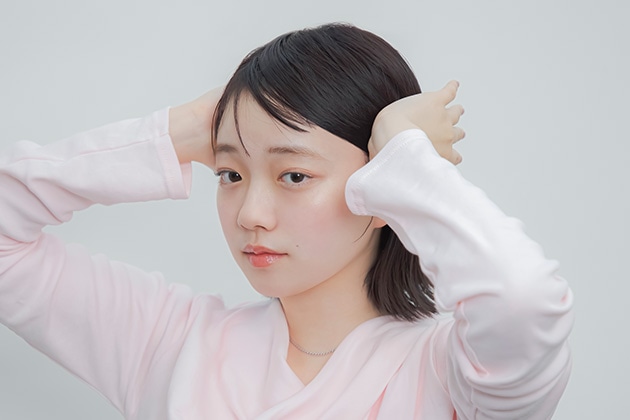 ③髪全体になでつけます。