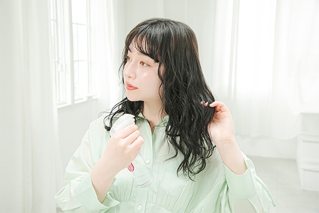 ①髪全体を水で濡らしパーマを戻します。