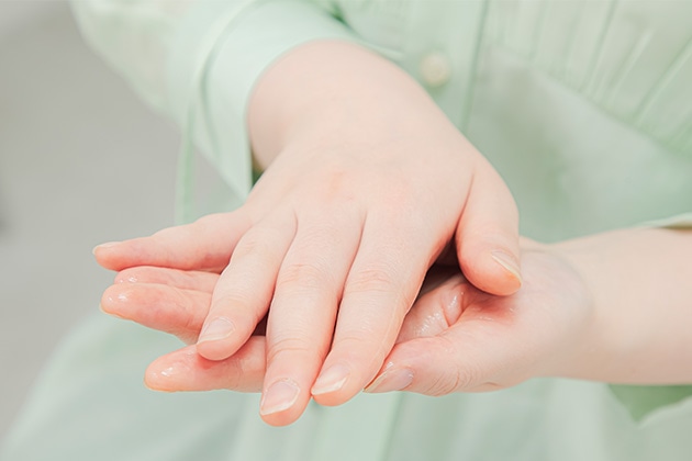 ③手のひらと指の間にのばします。