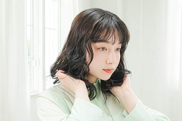 ④髪の内側から指を入れて全体につけ、そのあと下から持ち上げるように髪を握り、もみこみます。