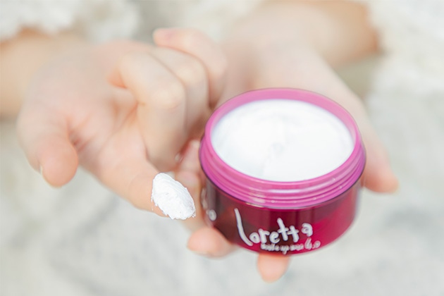 ②ひとさし指の第一関節ぐらいの量の「メイクアップワックス 4.0」を取ります。