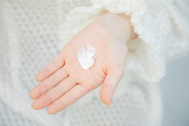 ③手のひらによくなじませます。