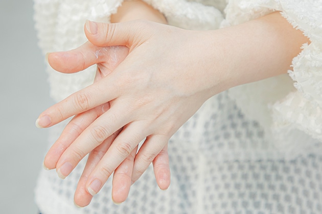 ④指の間によくなじませます。