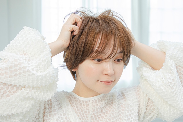 ⑤毛先からくしゃっと握って全体になじませます。