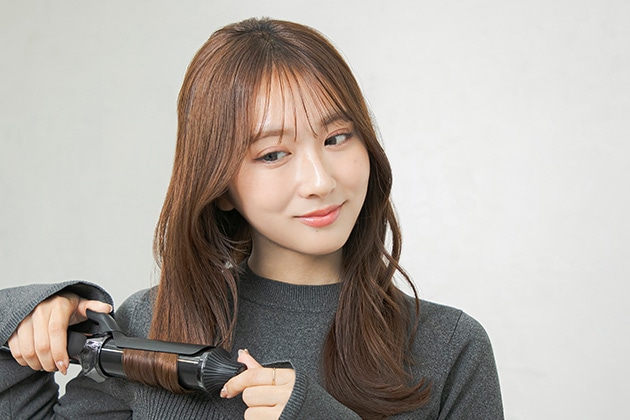 ①中間から毛先をワンカールさせて外ハネにします。