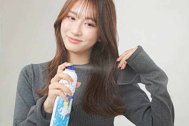 ③「キラキラシュー」を髪の内側に吹きつけます。