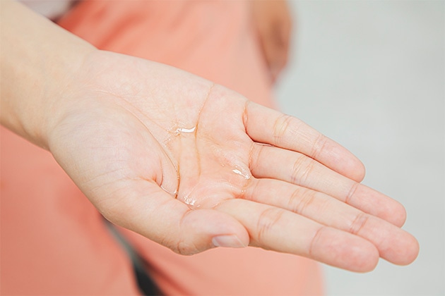 ①「ベースケアオイル」を2プッシュ取ります。