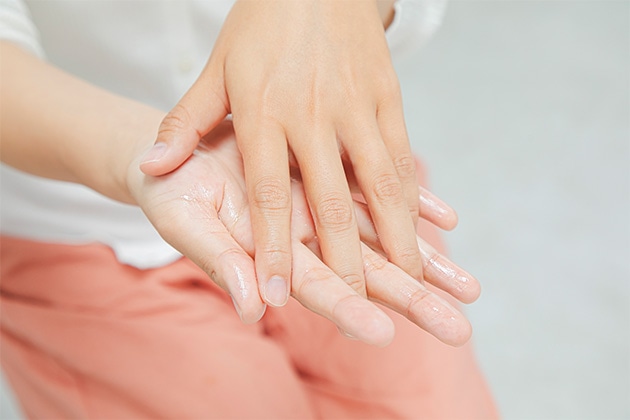 ②手のひらと指の間になじませます。