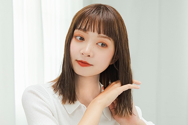 ③内側から手ぐしを入れて髪全体にオイルをまんべんなくつけます。