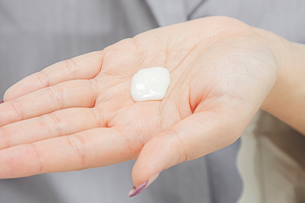 ②「メイクアップミルク(グラマラス)」を2プッシュ取ります。