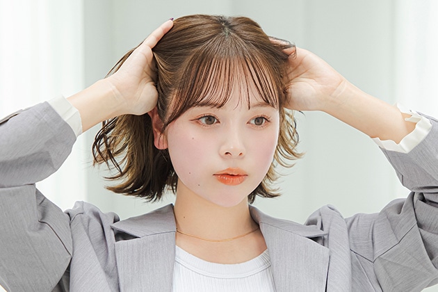 ④髪の内側から手を入れます。