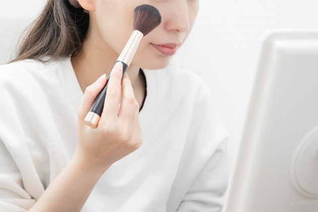 A.頬に血色&目元に光をプラスして明るい印象に！