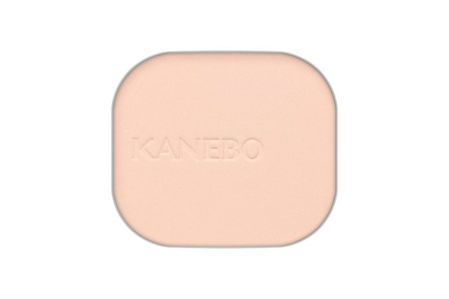 〈カネボウ〉メルティフィール ウェアII(全10色) 税込5,500円、同 メイクアップコンパクト 税込1,650円、同 メイクアップブラシ 税込2,200円