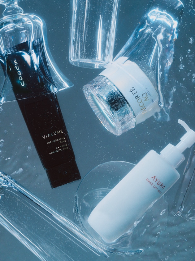 写真左から：〈スック〉ヴィアルム ザ クレンジング クリーム(125g) 税込11,550円、〈コスメデコルテ〉AQ ミリオリティ リペア クレンジングクリーム n(150g) 税込11,550円、〈アユーラ〉メークオフミルクα(170mL) 税込3,300円