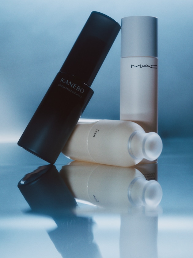 写真左から：〈カネボウ〉ジェネレイティング エッセンシャルズ(168mL) 税込13,200円、〈イプサ〉ME センシティブ n(175mL) 税込7,040円、同 ディスペンサー 税込770円、〈M・A・C〉ハイパー リアル スキンキャンバス エッセンス(150mL) 税込8,910円