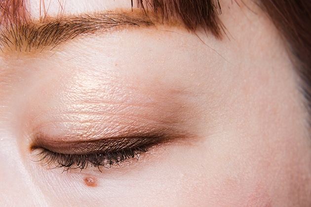 アイシャドウ：洗練された華やかさを宿す、美しい大人の目元に