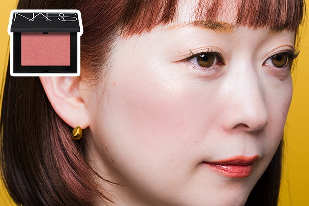 チーク：透明感のあるピンクゴールドの輝きで自然な立体感を