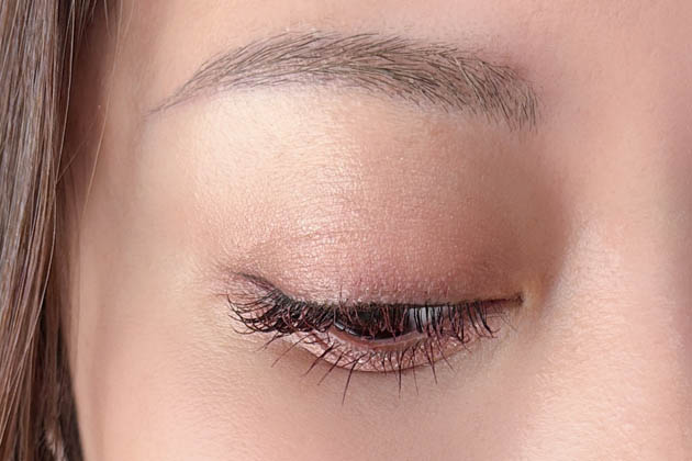 アイシャドウ：透明感と深みを両立するセピアピンク