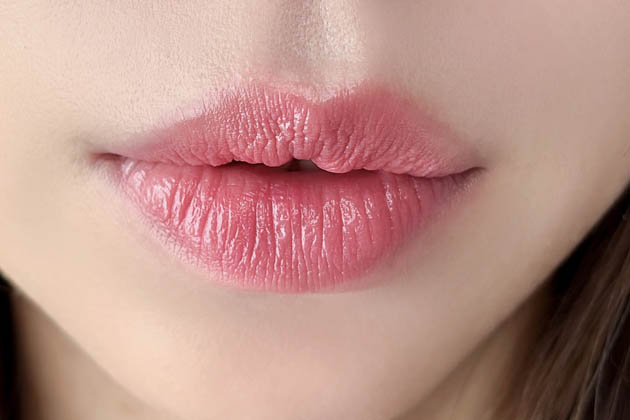 リップ：ほんのりモードさを添えるツヤピンクブラウン