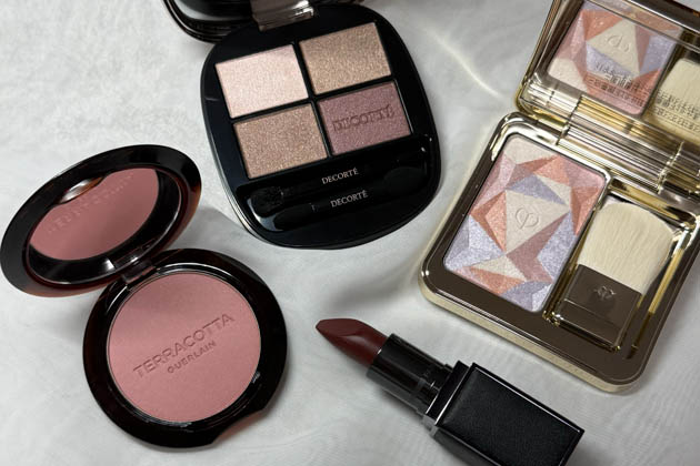 左から時計回りに：〈ゲラン〉テラコッタ ブラッシュ(01) 税込7,590円、〈コスメデコルテ〉スキンシャドウ デザイニング パレット(04) 税込7,700円、〈クレ・ド・ポー ボーテ〉ル・レオスールデクラ(201) 税込9,350円、〈トム フォード ビューティ〉FUCKING ファビュラス リップ(F7) 税込8,250円