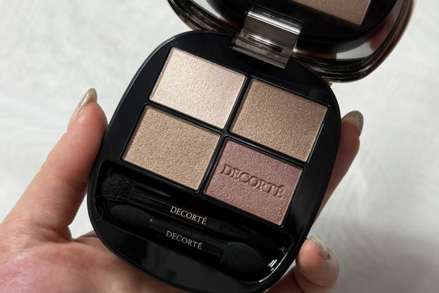 EYE〈コスメデコルテ〉「スキンシャドウ デザイニング パレット 04」