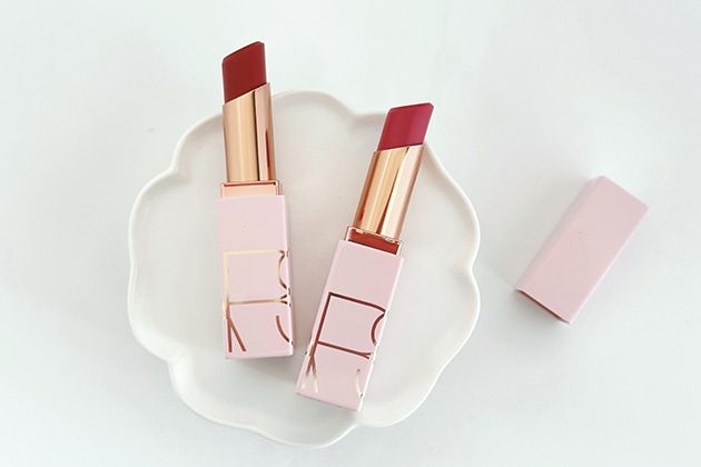 〈NARS〉アフターグロー リップバーム N(左から：277、888) 各税込4,180円