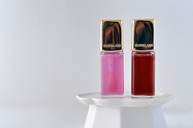 〈ゲラン〉キスキス ビー グロウ オイル(左から：209、878) 各税込4,950円