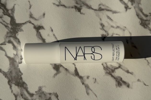 〈NARS〉ライトリフレクティング トーンアップヴェール SPF27・PA++(30mL) 税込6,820円