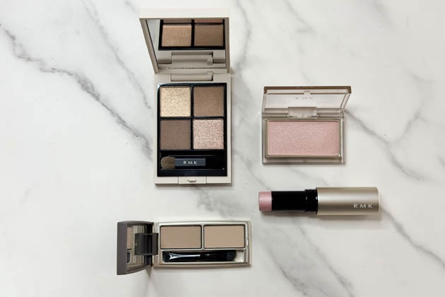 左上から時計回りに：〈RMK〉シンクロマティック アイシャドウパレット(01) 税込6,380円、〈RMK〉ピュア コンプレクション ブラッシュ(14) 税込3,630円、〈RMK〉ラディアントカラースティック(02) 税込3,630円、〈RMK〉アイブロウ パウダー デュオ(02) 税込4,180円