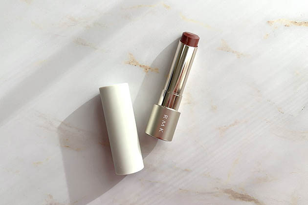 〈RMK〉デューイーメルト&emsp;リップカラー(レフィル)(03) 税込3,080円、同 リップカラーケース 税込1,100円