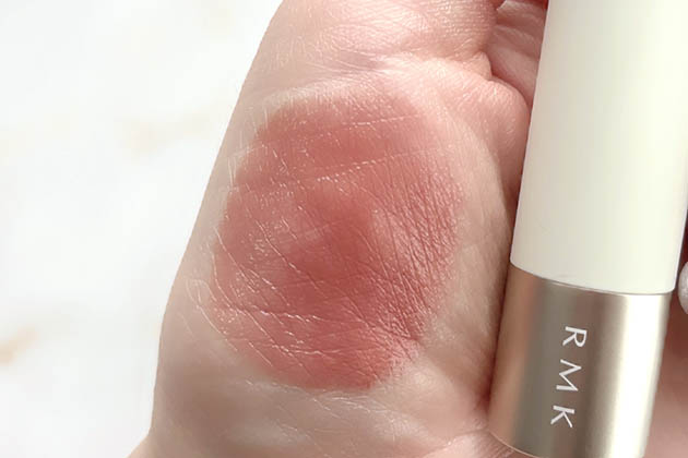 【5,000円以下】さっと塗れて品よく仕上がる、落ちにくいツヤリップ〈RMK〉