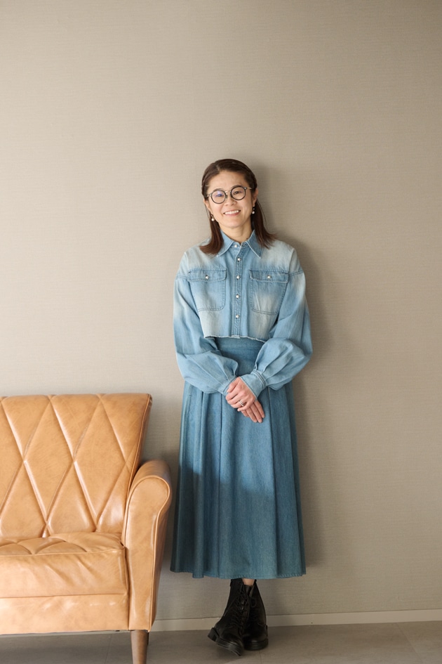 カジュアル感のあるデニムスタイルはオフスタイルの定番。服装に合わせてお気に入りのメガネを選ぶのも楽しいです。ショートデニムシャツ 税込15,000円／〈maison de Dolce.〉(clo-ba)＜お問い合わせ先：clo-ba／info@dolce-official.com＞