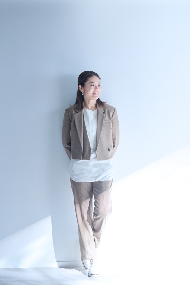 「ONの時はカチッとしすぎず、でもちゃんとした雰囲気のあるスタイルがお気に入りです。移動中もできるだけ歩くので靴はレースアップシューズなどフラットタイプが基本」とのこと。