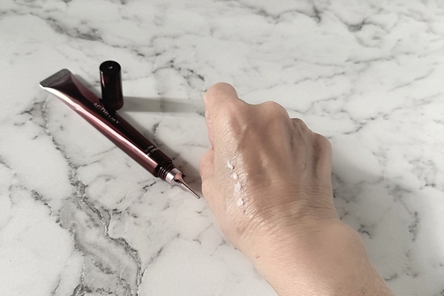 目元の肌にうるおいとハリ・ツヤを与える。多角的アプローチのアイクリーム〈アクシージア〉