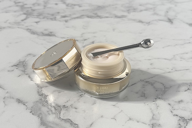 目元に品格という名の輝きを添えるアイクリーム。〈クレ・ド・ポー ボーテ〉