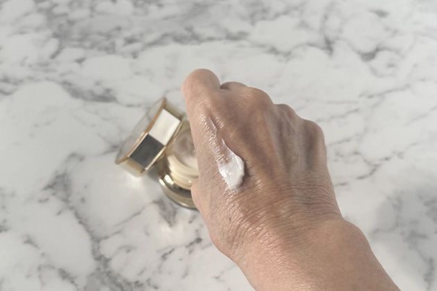 目元に品格という名の輝きを添えるアイクリーム。〈クレ・ド・ポー ボーテ〉