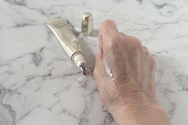 うるおってふっくらとした印象の唇へ。アプリケータータイプの唇用美容液〈クレ・ド・ポー ボーテ〉