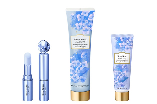 〈フローラノーティス&emsp;ジルスチュアート〉左から：ブルーハイドレンジア&emsp;フレグラントチャーム(5g) 税込4,290円、同 シマーボディジェリー(145g) 税込3,520円、同 トーンアップコンフォートＵＶセラム SPF50+・PA++++(60g) 税込3,630円